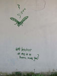 833727 Afbeelding van een kleine muurschildering van een mug met de tekst 'Wat betekent de mug in de kamer voor jou?', ...